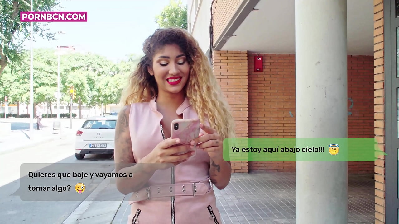 Alaisododo iyawo nipa lati fokii rẹ odo Ololufe lile nigba ti ọkọ rẹ ṣiṣẹ. Latina pẹlu ori omu ati kẹtẹkẹtẹ nla kan. Venus Aphrodite.