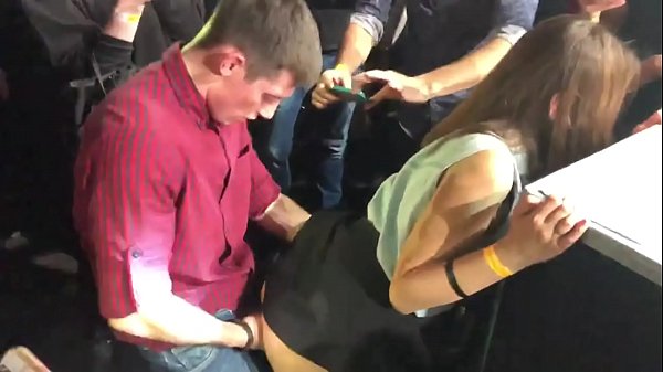 ibalopo gidi ni a Russian nightclub. 18-odun-atijọ Russian girl ni anus ati obo buru jai ni a nightclub